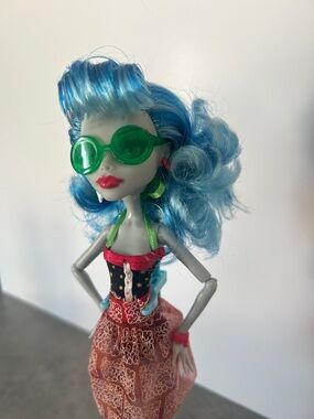 2012-  MONSTER HIGH DOLLS Ghoulia Yelps Skull Shores G1
